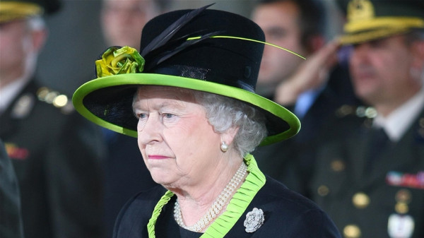 ما هو السر وراء كسر العصا فوق نعش الملكة إليزابيث؟