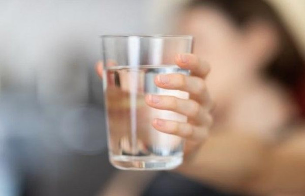 ما العلاقة بين شرب الماء والإصابة بالشيخوخة؟