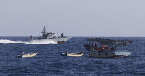 زوارق الاحتلال تحاصر ثلاثة قوارب صيد في بحر رفح