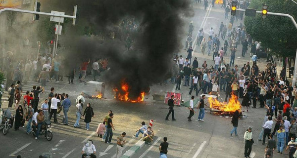 جيش إيران يهدد.. ارتفاع ضحايا قمع الاحتجاجات إلى 36 قتيلاً
