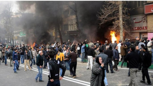 بالفيديو.. إيران: عشرات القتلى ورقعة الاحتجاجات تتسع