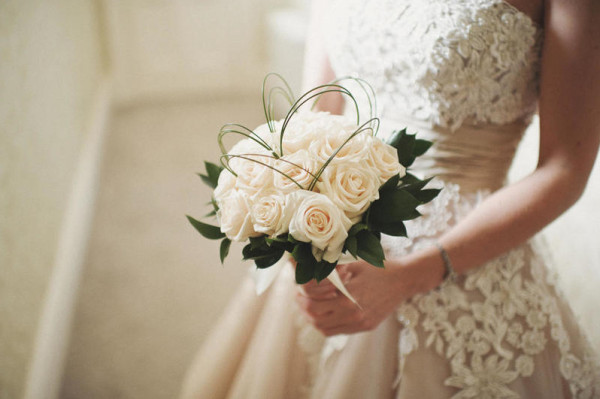 عروس تدفع الثمن غاليًا في يوم زفافها بسبب "الرموش"