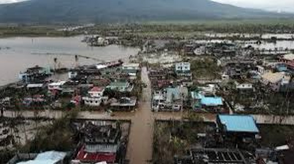 بعد إعصار نورو … السلطات الفلبينية توزع مساعدات على المتضرين