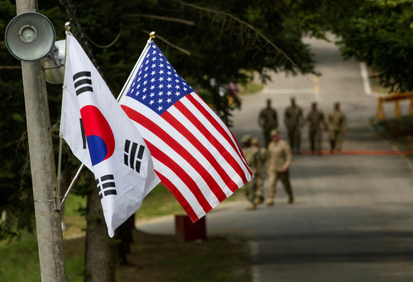 كوريا الجنوبية والولايات المتحدة تجريان مناورات بحرية