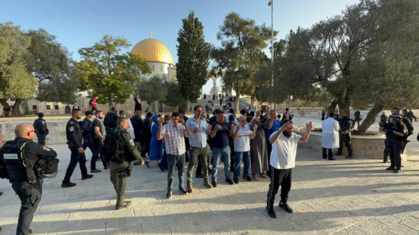 شاهد: عشرات المستوطنين يقتحمون المسجد الأقصى