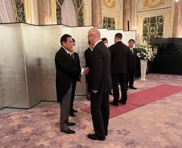 صور: ممثلاً عن الرئيس عباس.. الحمد لله يشارك بجنازة رئيس الوزراء الياباني شينزو آبي