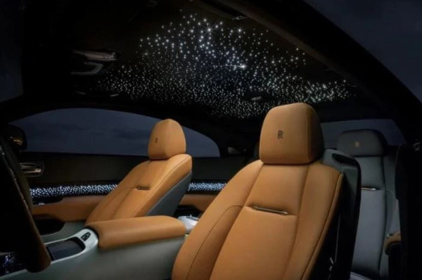 إليك كل ما تريد معرفته عن أسقف النجوم المضاءة في سيارتك