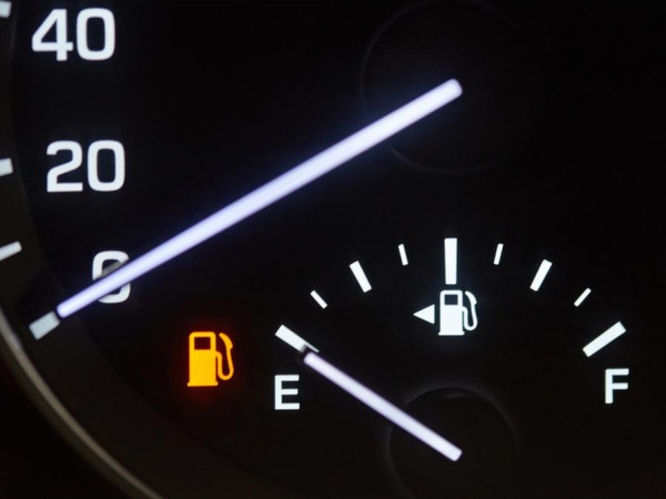 ما هي أقصى مسافة تقطعها السيارة بعد إضاءة لمبة الوقود؟