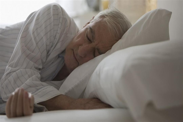 دراسة تربط النوم الطويلة بزيادة احتمال الإصابة بالخرف