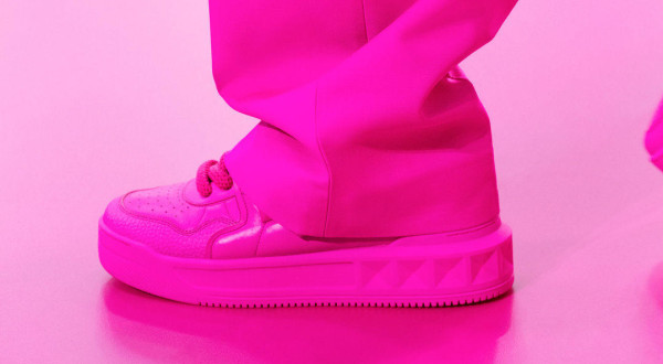 شاهدي: أغرب موديلات الأحذية باللون الوردي 2023