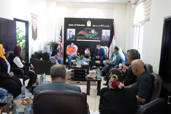 بيتونيا: قـُرط يستقبل رئيس بلدية "باترسون" الأمريكية ويطلعه على أوضاع المدينة وتعزيز التعاون