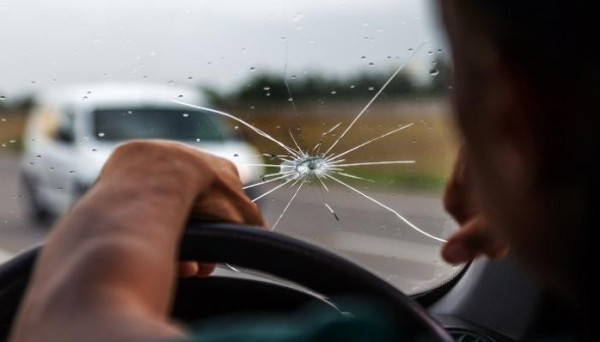 كيف تتصرف إذا ارتطم حجر بزجاج سيارتك الأمامي وتحطم؟