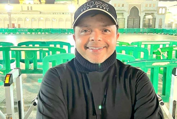شاهد: إطلالة غريبة لمحمد هنيدي بشعر طويل ولحية كثيفة