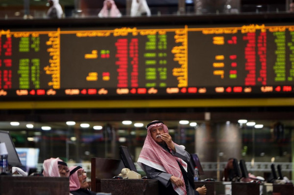 أداء متباين في أسواق الخليج حيث يلقي عدم اليقين بثقله على التوقعات