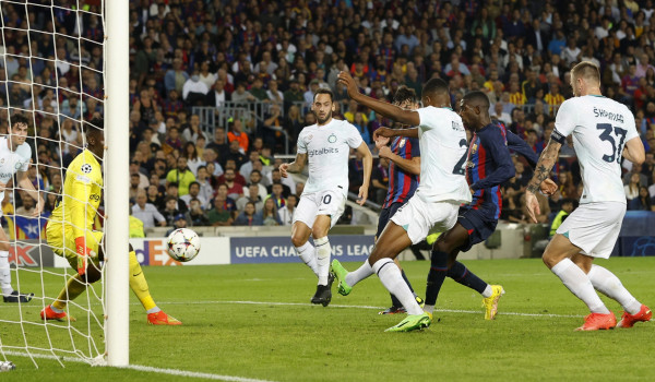 برشلونة يواجه شبح الدوري الأوروبي بتعادله مع الانتر