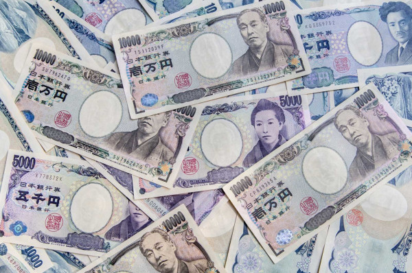الين الياباني يتراجع أمام الدولار لأدنى مستوى منذ سنوات