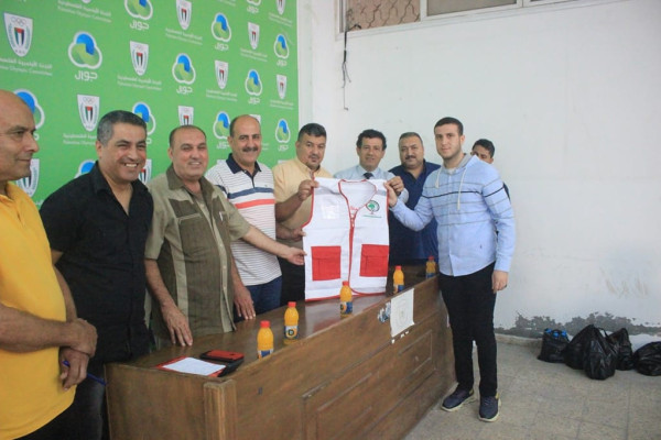 اتحاد الكرة يوزع الحقائب الطبية على معالجي أندية الدرجتين الممتازة والأولى بغزة