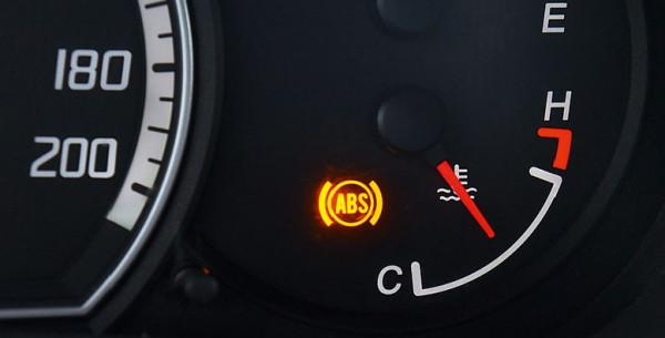 تعرف على أسباب إضاءة مصباح الـ(ABS) في السيارة
