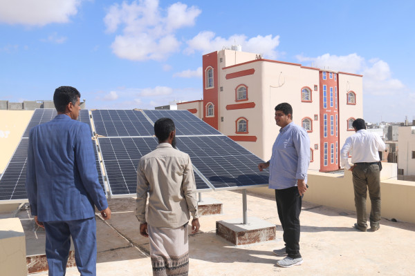 مدير المكلا يتسلم مشروع تركيب منظومات طاقة شمسية لمدارس وثانويات