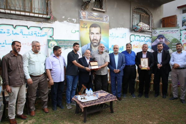 د. بحر يزور عائلة الشهيد "الجعبري" وفاءً له في الذكرى الـ11 لصفقة "وفاء الأحرار"