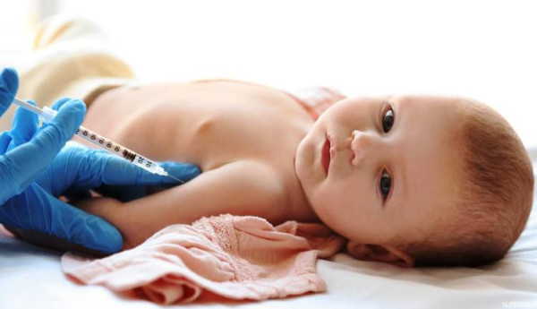 ما هي الأضرار التي تنجم عن تأخير تطعيم الطفل؟
