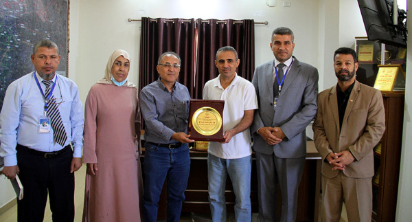 الكلية الجامعية للعلوم والتكنولوجيا تهنئ مدير شركة الكهرباء بخانيونس بمنصبه