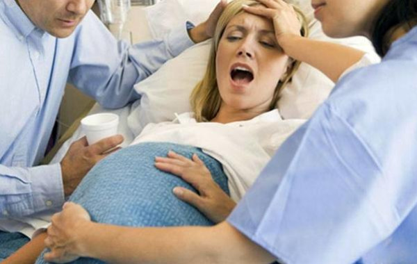 تعرفي على أهم علامات الخطر بعد الولادة القيصرية