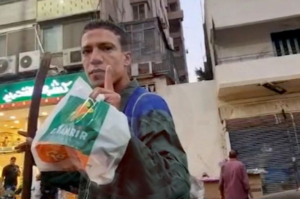 بعد طرد عامل نظافة من مطعم كشري..غضب في مصر