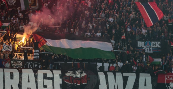 شاهد: جماهير سان جيرمان ترفع أعلام ولافتات داعمة لفلسطين أمام فريق إسرائيلي