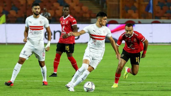قمة الأهلي والزمالك الليلة.. الموعد والقنوات الناقلة