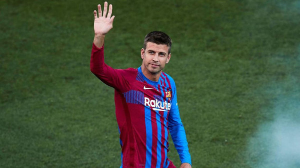 بيكيه يعلن انتهاء مشواره مع برشلونة