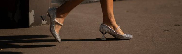 شاهدي: أرقى الأحذية النسائية البرَّاقة للسهرات الشتويّة الفاخرة