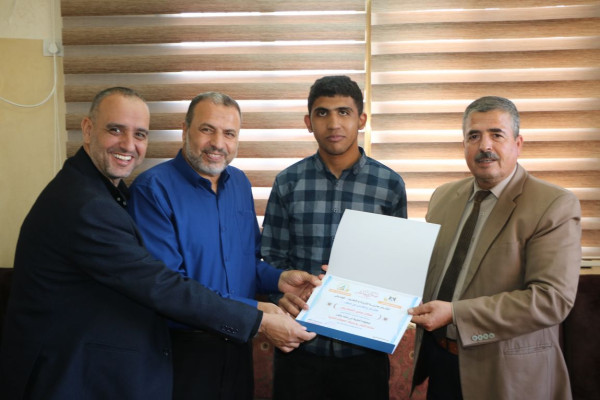 طالب من تربية الوسطى يُعد كتاب حول "صناعة الألعاب وتطبيقات الهواتف الذكية"