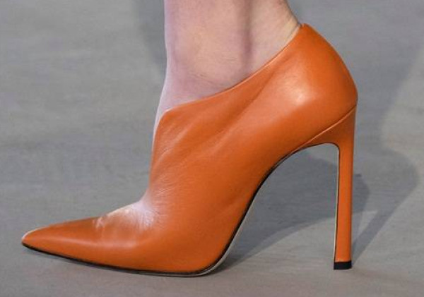 للأنيقات.. تعرفي على أبرز موديلات الأحذية باللون البرتقالي لهذا الخريف
