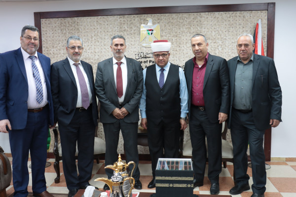 رئيس بلديـة بيتونيا يلتقي وزير الأوقاف الشيخ حاتم البكري ويبحث معه تعزيز التعاون
