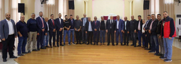 وزير المالية يزور مخيم الجلزون للاطلاع على احتياجات السكان فيه
