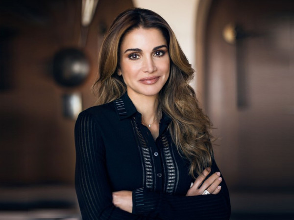 شاهد: جمال إطلالة الملكة رانيا الشبابية باللون الأسود