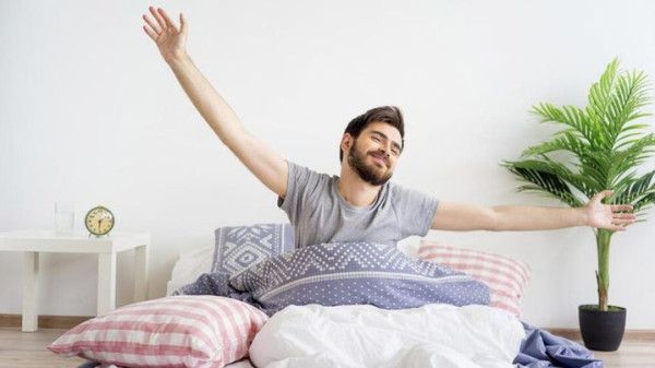 ماذا يحدث للجسم عند الاستيقاظ مبكرا؟