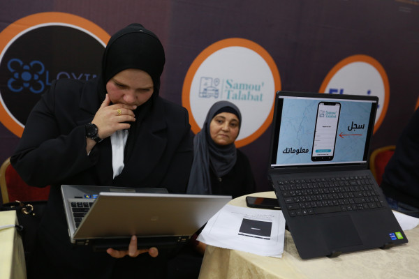 خريجة من "القدس المفتوحة" تطور نظاماً لتسهيل الحصول على سيارات للتنقل جنوب الخليل