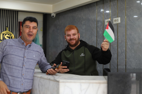 توزيع أعلام فلسطين في ذكرى الاستقلال بمحافظة خانيونس