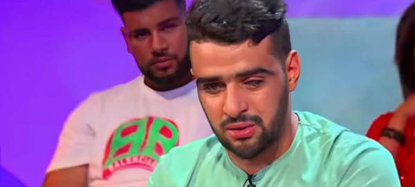 شاهد: شاب جزائري يفقد بصره بعد صب أصدقاؤه ماء النار على وجهه