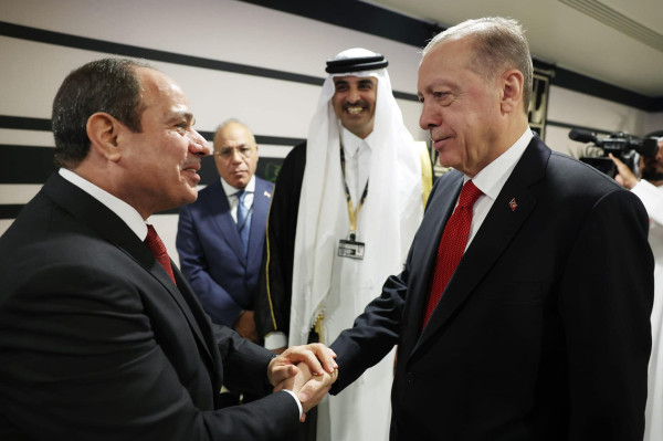 بعد قطيعة عدة سنوات.. أردوغان يلتقي السيسي في قطر