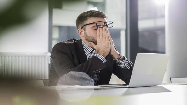 ما علاقة الإجهاد المتكرر بشيخوخة العيون؟