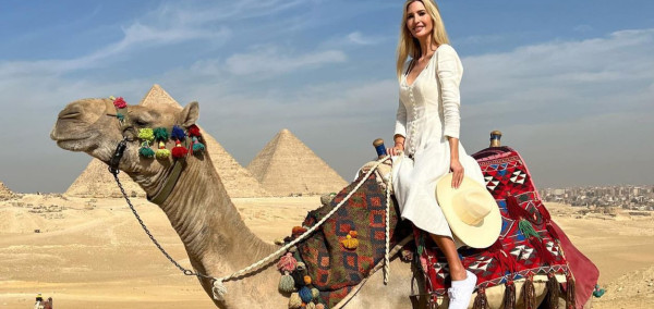 بالصور..إيفانكا ترامب تشارك متابعيها زيارتها للأهرامات