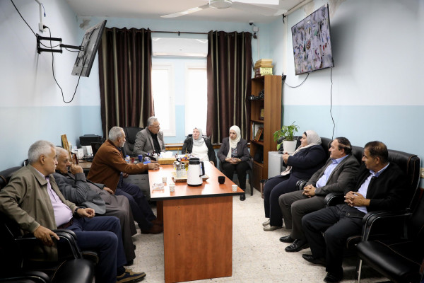 المحافظ أبو بكر واللواء الفارس يسلمان مكرمة رئاسية لجمعية دار الكوثر لرعاية المسنين بعنبتا