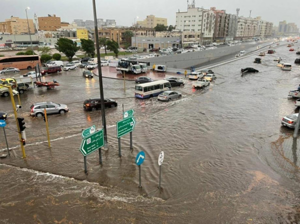 السعودية: أمطار غزيرة تسبّبت بوفاة شخصين وتعليق الدراسة وإغلاق طرق