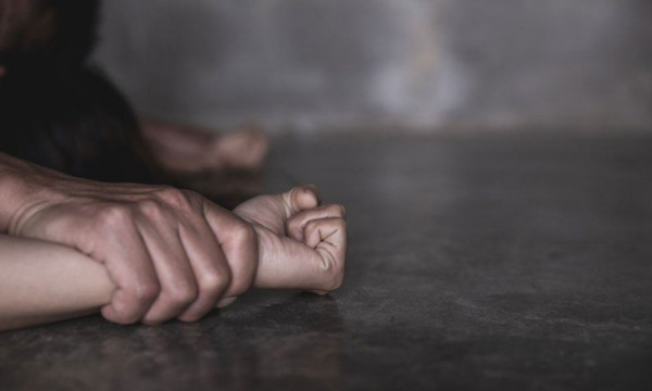 هندي يتعرض للاغتصاب من قِبَل أربع فتيات