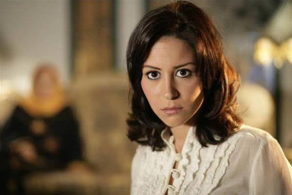 بتهمة حيازة مخدرات.. الشرطة المصرية تحقق مع الفنانة منة شلبي