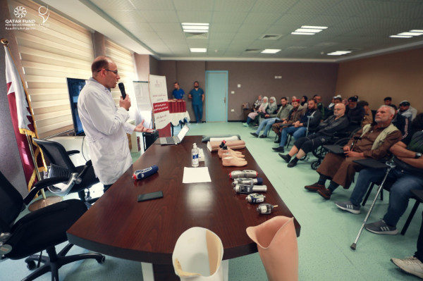 مستشفى حمد بغزة ينظم لقاءً تثقيفيًا لمرضاه حول الاختيار الأمثل للطرف الصناعي