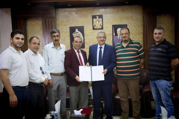 محافظ طولكرم عصام أبو بكر يلتقي رئيس بلدية دير الغصون وعدد من الأعضاء